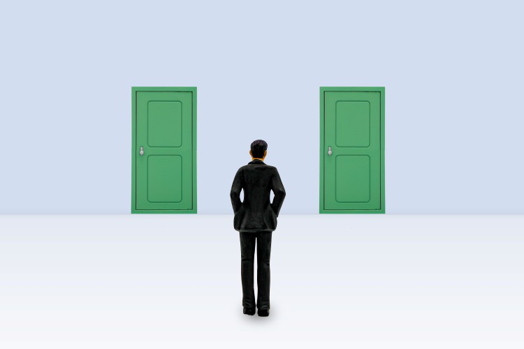 2つのドアの前に立つ男性
