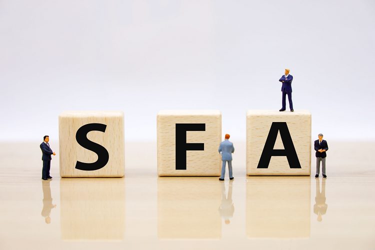 SFA(営業支援システム）の文字とビジネスマンのミニチュア